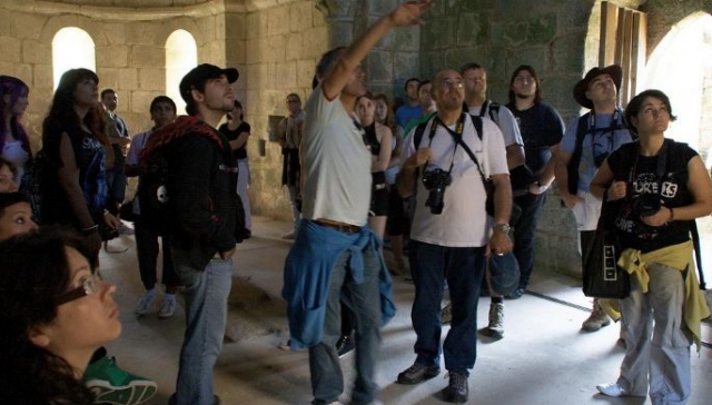 personas observando el techo de piedra